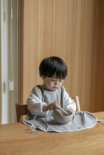 やわらかなグレーのニュアンスカラー
